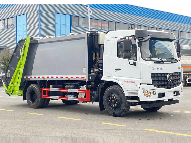 中威東風專底14方壓縮垃圾車作業(yè)