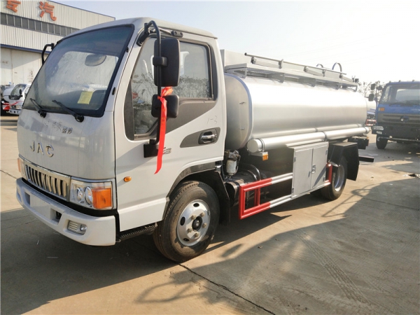 中威江淮2.49方藍(lán)牌供液車