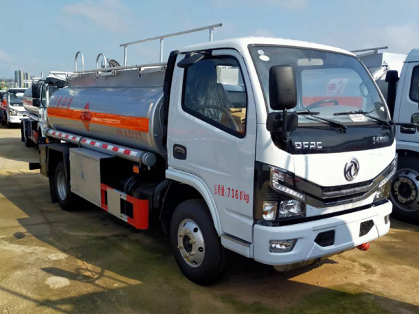 4.5方東風(fēng)多利卡D6加油車(chē)