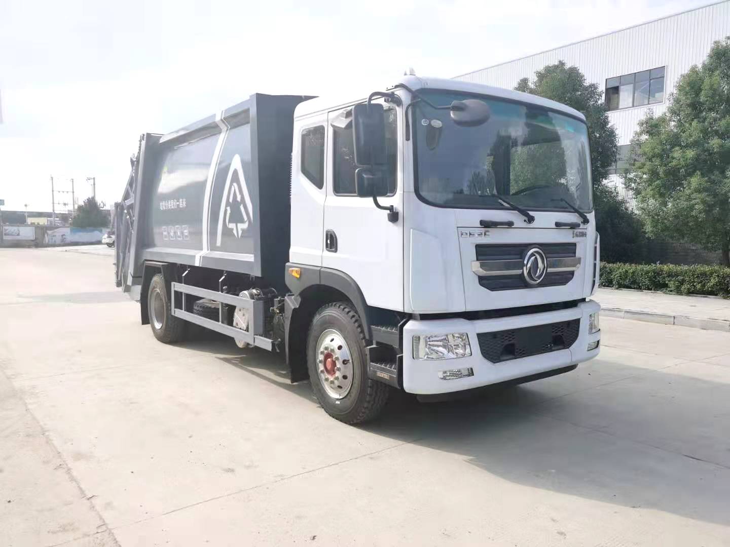 12方東風(fēng)多利卡D9壓縮式垃圾車(chē)