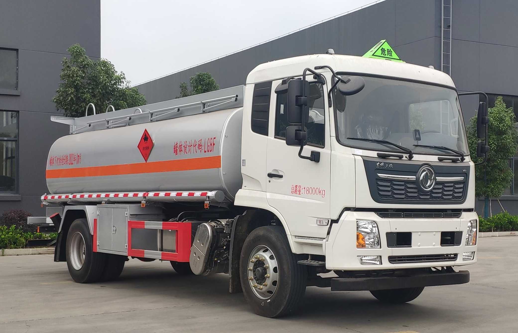 東風天錦12.5方加油車滿載12噸