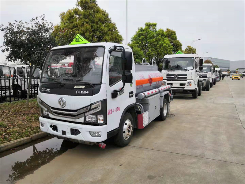 東風(fēng)2.16方藍(lán)牌加油車(chē)