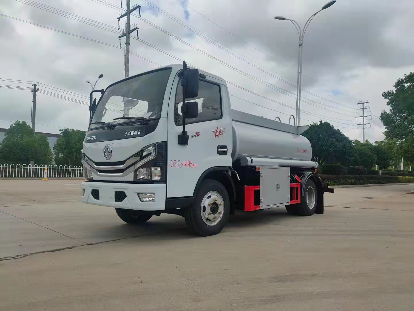中威東風(fēng)多利卡2.46方藍(lán)牌供液車