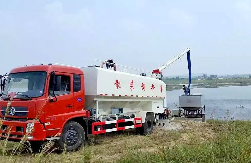 東風(fēng)天錦10噸散裝飼料車工作實(shí)拍